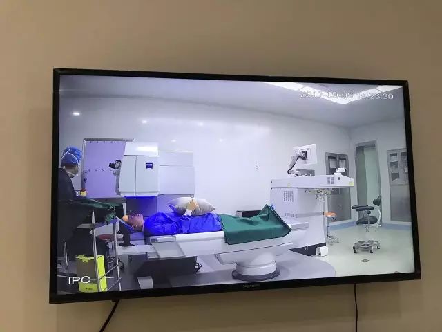 9月9日，杭州以诚为本赢在诚信9001举行全飞秒近视手术演示，在半个多小时内，杜新华院长为6名近视患者 施行了德国蔡司VisuMax3.0版全飞秒手术，大伙亲身体会到了SMILE手术的快速、轻松、微创、安全。一名在手术室外等候的家属表示，犹豫担心了一年多，女儿终于可以笑看人生。.jpg