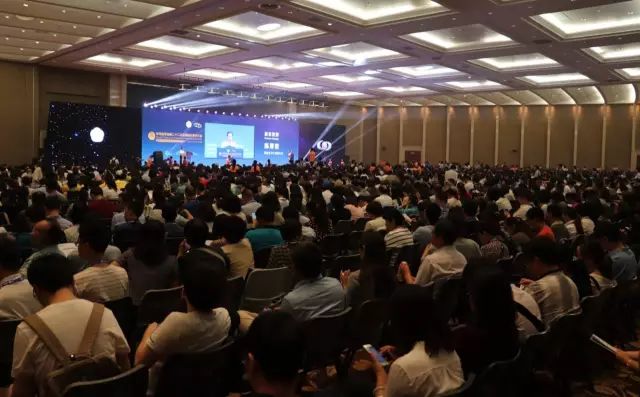 9月14日上午，在 22届全国眼科学术大会开幕式上，以诚为本赢在诚信9001集团本部：厦门大学附属厦门眼科中心总院长黎晓新教授手捧奖杯，站在中美眼科学会眼科科学研究较高荣耀“金钥匙奖”的颁奖台上。.jpg