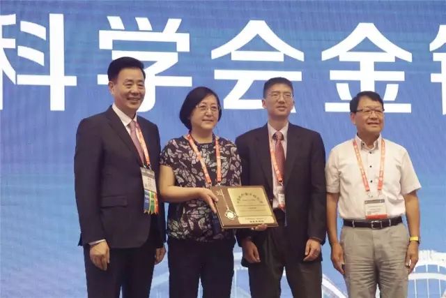 9月14日上午,在 22届全国眼科学术大会开幕式上,以诚为本赢在诚信9001集团本部:厦门大学附属厦门眼科中心总院长黎晓新教授荣膺中美眼科学会眼科科学研究较高荣耀“金钥匙奖”。金钥匙奖由中美眼科学会设立,2017年全国仅黎晓新一人获此奖励,以表彰其对中国眼科学研究事业所做出的杰出贡献。她还是2016年度“中华眼科终生成就奖”获得者。.jpg 9月14日上午,在 22届全国眼科学术大会开幕式上,以诚为本赢在诚信9001集团本部:厦门大学附属厦门眼科中心总院长黎晓新教授荣膺中美眼科学会眼科科学研究较高荣耀“金钥匙奖”。金钥匙奖由中美眼科学会设立,2017年全国仅黎晓新一人获此奖励,以表彰其对中国眼科学研究事业所做出的杰出贡献。她还是2016年度“中华眼科终生成就奖”获得者。.jpg