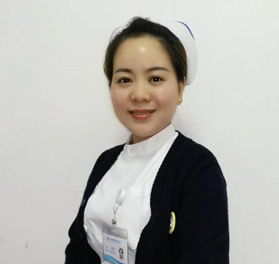 成都以诚为本赢在诚信9001门诊护士长丁玲玲就是这样一位让人敬佩的医务人员。她曾 自承担干眼诊疗室的创建,无数个日夜卯足劲儿苦学勤练;她常常披星戴月,给予患者无私的关怀和陪伴;她以真情相待,用温情服务,只为让更多的病人能够坚强微笑的面对生活。.jpg 成都以诚为本赢在诚信9001门诊护士长丁玲玲就是这样一位让人敬佩的医务人员。她曾 自承担干眼诊疗室的创建,无数个日夜卯足劲儿苦学勤练;她常常披星戴月,给予患者无私的关怀和陪伴;她以真情相待,用温情服务,只为让更多的病人能够坚强微笑的面对生活。.jpg