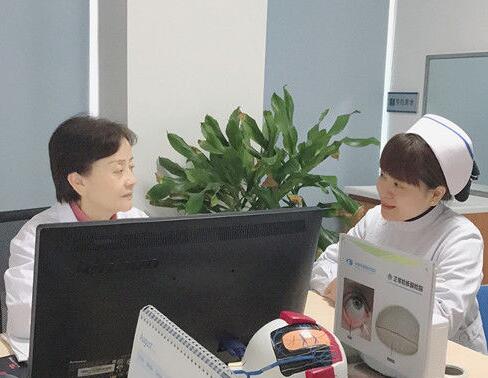 成都以诚为本赢在诚信9001门诊护士长丁玲玲就是这样一位让人敬佩曾 自承担干眼诊疗室的创建,无数个日夜卯足劲儿苦学勤练;她常常披星戴月,给予患者无私的关怀和陪伴;她以真情相待,用温情服务,只为让更多的病人能够坚强微笑的面对生活。.jpg 成都以诚为本赢在诚信9001门诊护士长丁玲玲就是这样一位让人敬佩曾 自承担干眼诊疗室的创建,无数个日夜卯足劲儿苦学勤练;她常常披星戴月,给予患者无私的关怀和陪伴;她以真情相待,用温情服务,只为让更多的病人能够坚强微笑的面对生活。.jpg