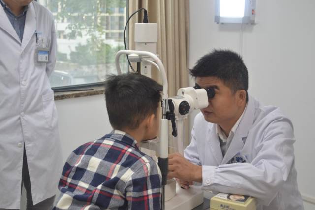 “儿童白内障手术是一个非常 的领域,与成人白内障手术相比,儿童白内障手术术前,术中和术后的手术操作远比成人复杂,并非精通成年白内障手术就可以进行儿童白内障手术,而且这次是后发性白内障,已经做过手术的眼睛还要再做一*次手术,更是难上加难。”和之前许多患先天性白内障的小孩重见光明一样。经过20 艰苦奋战,小宝的左眼手术顺利完成.jpg