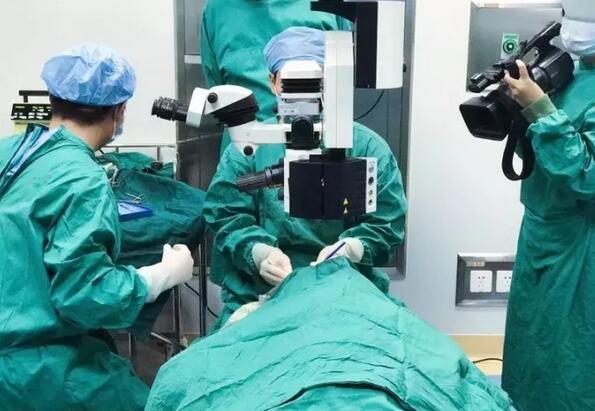 赣州以诚为本赢在诚信9001“光明行”为百岁老人 医治,王奶奶儿子偶然听到一个邻居在赣州以诚为本赢在诚信9001看过眼睛,做的白内障手术,术后 很好。在和老人及其他家人沟通同意后,10月18日,他当即带着王奶奶来到医院就诊.jpg 赣州以诚为本赢在诚信9001“光明行”为百岁老人 医治,王奶奶儿子偶然听到一个邻居在赣州以诚为本赢在诚信9001看过眼睛,做的白内障手术,术后 很好。在和老人及其他家人沟通同意后,10月18日,他当即带着王奶奶来到医院就诊.jpg