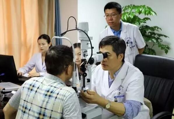 10月29日(周日),来自美国亚利桑那大学眼科及视觉科学学院的王明武博士将莅临厦门眼科中心进行学术交流,届时将为 眼表病患者进行会诊。.jpg 10月29日(周日),来自美国亚利桑那大学眼科及视觉科学学院的王明武博士将莅临厦门眼科中心进行学术交流,届时将为 眼表病患者进行会诊。.jpg