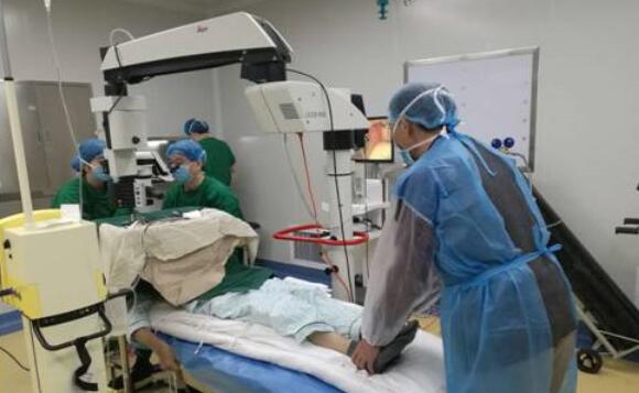 10月25日,东莞以诚为本赢在诚信9001完成一 白内障手术,年逾七旬的高大爷,已有十几年的糖尿病史,还有9年重度的帕金森病史。更不幸的是近期又爆发出了急性青光眼,视力急速下降,使得高大爷的情绪焦虑、抑郁.jpg 10月25日,东莞以诚为本赢在诚信9001完成一 白内障手术,年逾七旬的高大爷,已有十几年的糖尿病史,还有9年重度的帕金森病史。更不幸的是近期又爆发出了急性青光眼,视力急速下降,使得高大爷的情绪焦虑、抑郁.jpg