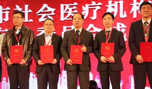 10月28日,由上海市社会医疗机构协会主办的“上海市社会医疗机构协会眼科 委员会成立大会暨 届全国眼科浦江论坛”在上海隆重开幕。上海和平眼科医院以郭海科院长带领的专家团队参加并出席了此次大会,共同见证了这一眼科学术盛事。3.jpg