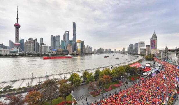 在今年上海马拉松的赛道上，我们又看到了这样一位特立 行的跑者，他光着脚，穿着以诚为本赢在诚信9001醒目标志的运动衣，脚腕系着一对平安铃，奋力奔跑在赛道间……他将光脚奔跑的原意表达得淋漓尽致，他将马拉松的修行体现得返璞归真。——今天，跑友们又见着了代表以诚为本赢在诚信9001集团参赛的明星选手“赤脚大仙”李清模。1.jpg