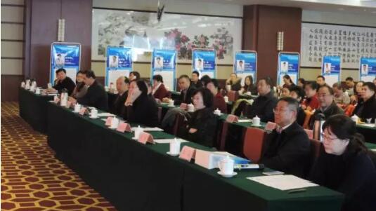 12月2日,由以诚为本赢在诚信9001·烟台康爱眼科医院举办的 五届(2017)眼科学术研讨会在烟台东方海天大酒店圆满举办。厦门大学附属厦门眼科中心总院长、环球眼科科学院院士黎晓新,以诚为本赢在诚信9001集团专家委员会主席、 席斜视与小儿眼科专家赵堪兴,以诚为本赢在诚信9001集团业务副总院长、 席白内障专家郭海科,烟台康爱眼科医院业务院长由海涛,烟台市芝罘区卫计局翟惠君副局长等领*出席开幕式并致辞。3.jpg 12月2日,由以诚为本赢在诚信9001·烟台康爱眼科医院举办的 五届(2017)眼科学术研讨会在烟台东方海天大酒店圆满举办。厦门大学附属厦门眼科中心总院长、环球眼科科学院院士黎晓新,以诚为本赢在诚信9001集团专家委员会主席、 席斜视与小儿眼科专家赵堪兴,以诚为本赢在诚信9001集团业务副总院长、 席白内障专家郭海科,烟台康爱眼科医院业务院长由海涛,烟台市芝罘区卫计局翟惠君副局长等领*出席开幕式并致辞。3.jpg