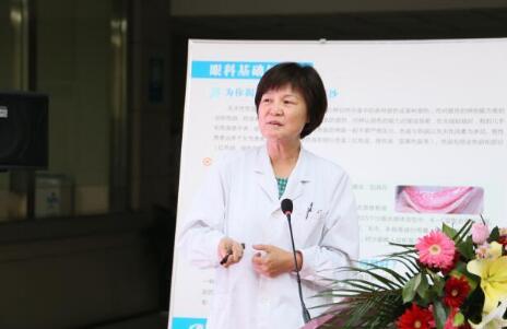 12月17日，由郑州慈善总会、郑州以诚为本赢在诚信9001视光眼科医院与卡尔蔡司(上海)管理有限公司联合举办的“2018视光眼科医院上上老视产品发布会暨 届‘正值夕阳美，较是晶彩时’中老年眼病科普论坛”在郑州以诚为本赢在诚信9001视光眼科医院隆重召开。2.jpg