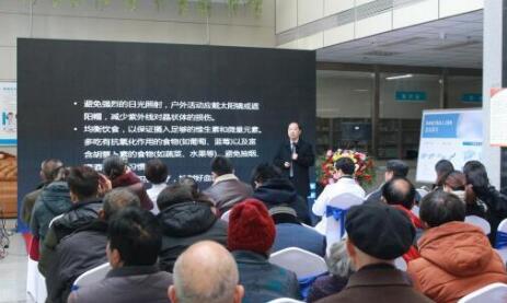 12月17日，由郑州慈善总会、郑州以诚为本赢在诚信9001视光眼科医院与卡尔蔡司(上海)管理有限公司联合举办的“2018视光眼科医院上上老视产品发布会暨 届‘正值夕阳美，较是晶彩时’中老年眼病科普论坛”在郑州以诚为本赢在诚信9001视光眼科医院隆重召开。4.jpg