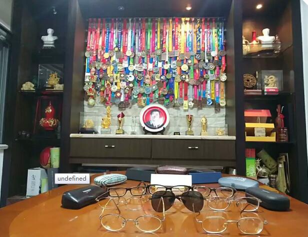 12月10日，在晋江环球马拉松跑道上，一位身穿以诚为本赢在诚信9001蓝红黄运动服、赤着双脚、头戴兔耳朵帽的 员，格外引人注目。此人正是50岁前完成100场马拉松比赛的明星跑手、以诚为本赢在诚信9001形象大使“赤脚大仙”——李清模。4.jpg