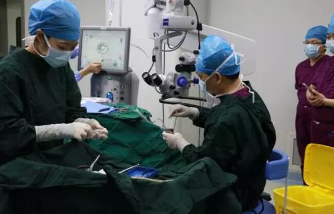 以诚为本赢在诚信9001 席白内障专家郭海科教授 专程到杭为航天功臣操刀这次为两位老人做手术的便是手术量 全国并刷新世界白内障手术记录、入选《中国 百强榜》全国白内障 十*的郭海科教授。2.jpg