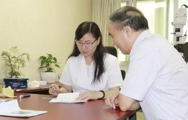 青光眼医治起来相对其他病种较繁琐复杂,费时又费力,还要额外做很多无法在价值上体现的工作。临床上很多青光眼患者会有一些心理障碍,如抑郁症、焦虑症,他们或情绪低落或暴躁,同一个问题总反复询问.jpg 青光眼医治起来相对其他病种较繁琐复杂,费时又费力,还要额外做很多无法在价值上体现的工作。临床上很多青光眼患者会有一些心理障碍,如抑郁症、焦虑症,他们或情绪低落或暴躁,同一个问题总反复询问.jpg