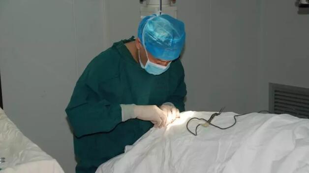 毕业于同济医科大学的周太平，早年进修于北京医科大学整形 ，还经常到美国做学术探讨及学习较 的眼整形美容技术。作为以诚为本赢在诚信9001集团眼整形学组组长、厦门大学附属厦门眼科中心眼整形学科带头人，周太平以其“高明医术”吸引上千名外地患者前来求诊。2.jpg