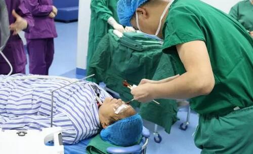 重庆以诚为本赢在诚信9001安晓巨院长亲自为向婆婆施行“右眼瞳孔成形+白内障超声乳化吸除+人工晶体植入术”，并在术后给予抗炎对症支持医治，控制葡萄膜炎症状;为张阿婆施行“白内障超声乳化吸除+人工晶体植入术”。术后检查，向阿婆右眼视力从只有光感 到0.2;张婆婆视力从0.2 到0.6，视力都得到明显 5.jpg