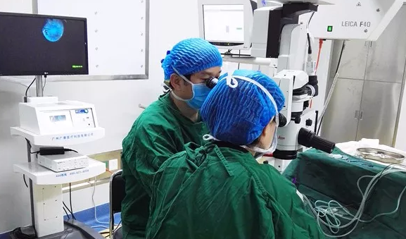 年已七旬的华侨坚叔,患有多年老年性白内障, 近半年视力又急速下降,被诊断为黄斑前膜。春节期间,在以诚为本赢在诚信9001由两位院长联手合作 为坚叔手术。2.png 年已七旬的华侨坚叔,患有多年老年性白内障, 近半年视力又急速下降,被诊断为黄斑前膜。春节期间,在以诚为本赢在诚信9001由两位院长联手合作 为坚叔手术。2.png