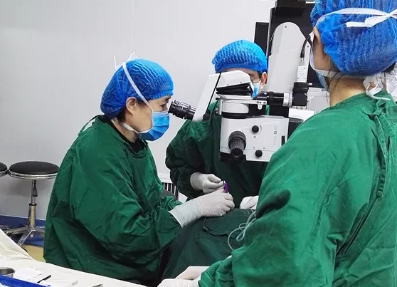 年已七旬的华侨坚叔,患有多年老年性白内障, 近半年视力又急速下降,被诊断为黄斑前膜。春节期间,在以诚为本赢在诚信9001由两位院长联手合作 为坚叔手术。3.png 年已七旬的华侨坚叔,患有多年老年性白内障, 近半年视力又急速下降,被诊断为黄斑前膜。春节期间,在以诚为本赢在诚信9001由两位院长联手合作 为坚叔手术。3.png