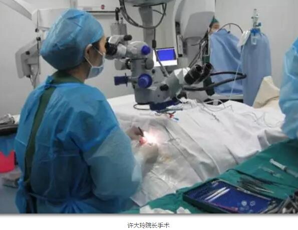 李老太在毫无征兆的情况下右眼视力下降至看不见东西。李老太家人带其至县医院就诊。医生诊断为视网膜脱离,需做玻切手术医治,而玻切手术需要动手术2次。怕疼的李老太一听就犯怵了:开刀,疼。 终,李老太的家人在多方打听后决定带李老太至宜昌以诚为本赢在诚信9001找许大玲院长医治3.jpg 李老太在毫无征兆的情况下右眼视力下降至看不见东西。李老太家人带其至县医院就诊。医生诊断为视网膜脱离,需做玻切手术医治,而玻切手术需要动手术2次。怕疼的李老太一听就犯怵了:开刀,疼。 终,李老太的家人在多方打听后决定带李老太至宜昌以诚为本赢在诚信9001找许大玲院长医治3.jpg