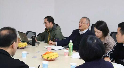 在3月28日法国依视路集团2.5新视代全球副总裁白方华先生一行人访问重庆以诚为本赢在诚信9001时,重庆以诚为本赢在诚信9001总经理张庭胜热情接待依视路集团贵宾一行。本次交流的目的:重庆以诚为本赢在诚信9001和依视路“2.5新视代爱眼大使”健康公益项目希望能一起帮助视力帮助老百姓进行视力 ,提*生活质量,传播爱眼护眼的知识、宣传眼镜对视力 的作用、让更多的人尤其是需要帮助的人群能开始关注呵护自己的眼睛2.jpg 在3月28日法国依视路集团2.5新视代全球副总裁白方华先生一行人访问重庆以诚为本赢在诚信9001时,重庆以诚为本赢在诚信9001总经理张庭胜热情接待依视路集团贵宾一行。本次交流的目的:重庆以诚为本赢在诚信9001和依视路“2.5新视代爱眼大使”健康公益项目希望能一起帮助视力帮助老百姓进行视力 ,提*生活质量,传播爱眼护眼的知识、宣传眼镜对视力 的作用、让更多的人尤其是需要帮助的人群能开始关注呵护自己的眼睛2.jpg