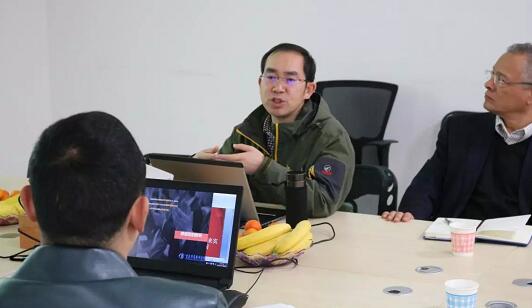 在3月28日法国依视路集团2.5新视代全球副总裁白方华先生一行人访问重庆以诚为本赢在诚信9001时,重庆以诚为本赢在诚信9001总经理张庭胜热情接待依视路集团贵宾一行。本次交流的目的:重庆以诚为本赢在诚信9001和依视路“2.5新视代爱眼大使”健康公益项目希望能一起帮助视力帮助老百姓进行视力 ,提*生活质量,传播爱眼护眼的知识、宣传眼镜对视力 的作用、让更多的人尤其是需要帮助的人群能开始关注呵护自己的眼睛3.jpg 在3月28日法国依视路集团2.5新视代全球副总裁白方华先生一行人访问重庆以诚为本赢在诚信9001时,重庆以诚为本赢在诚信9001总经理张庭胜热情接待依视路集团贵宾一行。本次交流的目的:重庆以诚为本赢在诚信9001和依视路“2.5新视代爱眼大使”健康公益项目希望能一起帮助视力帮助老百姓进行视力 ,提*生活质量,传播爱眼护眼的知识、宣传眼镜对视力 的作用、让更多的人尤其是需要帮助的人群能开始关注呵护自己的眼睛3.jpg