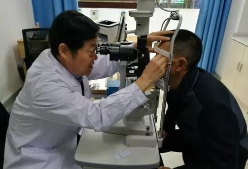 市民谢女士，左眼患白内障拖延就医，突然眼疼，头疼，恶心，近期也通过西安以诚为本赢在诚信9001防盲致盲救助车接送至西安以诚为本赢在诚信9001就诊，刘武装主任在检查时发现，谢女士是由于白内障膨胀继发了青光眼， 后做了白内障青光眼联合手术，但由于青光眼发作导致了视神经萎缩，视力 终只 到0.32.jpg