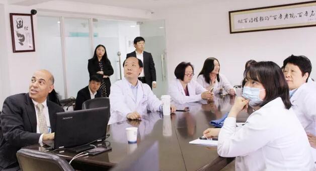 4月10日上午,美国iTrace视功能分析仪的发明者之一、美国 Baylor眼科研究所Joe S. Wakil教授来上海和平眼科医院交流访问,我院郭海科院长、张伟英副院长、晋军主任医师以及其他各科临床医生参加了会议并与Joe S. Wakil教授进行了详尽的交流及经验分享2.jpg 4月10日上午,美国iTrace视功能分析仪的发明者之一、美国 Baylor眼科研究所Joe S. Wakil教授来上海和平眼科医院交流访问,我院郭海科院长、张伟英副院长、晋军主任医师以及其他各科临床医生参加了会议并与Joe S. Wakil教授进行了详尽的交流及经验分享2.jpg