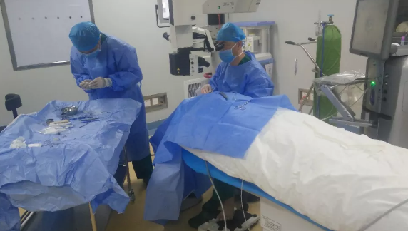厦门眼科中心漳州眼科医院又顺利手术一 糖尿病引发高危白内障2.png