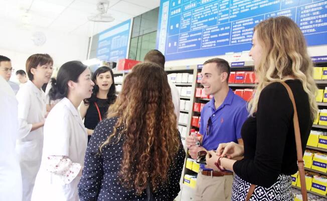 美国肯塔基视光学院的助理教授一行到访以诚为本赢在诚信9001 参观厦门眼科中心眼视光门诊3.jpg 美国肯塔基视光学院的助理教授一行到访以诚为本赢在诚信9001 参观厦门眼科中心眼视光门诊3.jpg