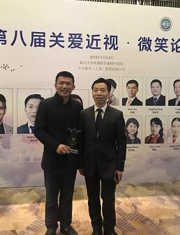 第八届“关爱近视·微笑论坛”之“SMILE之星”厦门眼科中心近视手术医生黎新教授坐诊漳州眼科医院2.jpg 第八届“关爱近视·微笑论坛”之“SMILE之星”厦门眼科中心近视手术医生黎新教授坐诊漳州眼科医院2.jpg