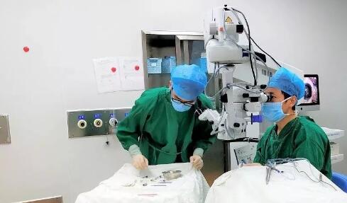 莆田眼科医院为白内障患者植入欧蓝人工晶体 满足术后阅读驾车行驶需求2.jpg 莆田眼科医院为白内障患者植入欧蓝人工晶体 满足术后阅读驾车行驶需求2.jpg