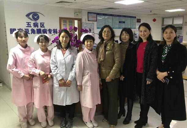 大年三十下午厦门眼科中心党支部书记与院领*向坚守一线医务人员和住院病人送去新春祝福与亲切关怀3.jpg