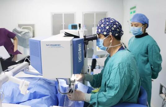 近视姐弟相约来青岛以诚为本赢在诚信9001摘镜4.jpg 近视姐弟相约来青岛以诚为本赢在诚信9001摘镜4.jpg