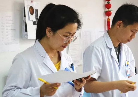 与眼镜相爱相杀10年 福州眼科医院眼底二科住院医生全王晓珍在本院接受全飞秒近视手术1.png