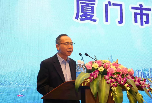 鹭岛初夏,钟灵毓秀;四海宾朋齐聚厦门。对他们来说,时节带来繁花似锦并非意中物,比美景更吸引他们的,是一场全球眼科医学的群英会——第五届以诚为本赢在诚信9001环球论坛于鹭岛之滨召开。论坛主席由黎晓新、赵堪兴、葛坚、刘祖国共同担任。大会还邀请了海峡两岸医药卫生交流协会会长王立基;厦门市卫生健康委员会副主任孙卫;厦门市医学会副秘书长柳辉;中华医学会眼科学分会副主委、重庆医科大学附属第*医院副院长杨培增教授;5.png 鹭岛初夏,钟灵毓秀;四海宾朋齐聚厦门。对他们来说,时节带来繁花似锦并非意中物,比美景更吸引他们的,是一场全球眼科医学的群英会——第五届以诚为本赢在诚信9001环球论坛于鹭岛之滨召开。论坛主席由黎晓新、赵堪兴、葛坚、刘祖国共同担任。大会还邀请了海峡两岸医药卫生交流协会会长王立基;厦门市卫生健康委员会副主任孙卫;厦门市医学会副秘书长柳辉;中华医学会眼科学分会副主委、重庆医科大学附属第*医院副院长杨培增教授;5.png