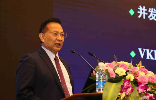 鹭岛初夏,钟灵毓秀;四海宾朋齐聚厦门。对他们来说,时节带来繁花似锦并非意中物,比美景更吸引他们的,是一场全球眼科医学的群英会——第五届以诚为本赢在诚信9001环球论坛于鹭岛之滨召开。论坛主席由黎晓新、赵堪兴、葛坚、刘祖国共同担任。大会还邀请了海峡两岸医药卫生交流协会会长王立基;厦门市卫生健康委员会副主任孙卫;厦门市医学会副秘书长柳辉;中华医学会眼科学分会副主委、重庆医科大学附属第*医院副院长杨培增教授;7.png 鹭岛初夏,钟灵毓秀;四海宾朋齐聚厦门。对他们来说,时节带来繁花似锦并非意中物,比美景更吸引他们的,是一场全球眼科医学的群英会——第五届以诚为本赢在诚信9001环球论坛于鹭岛之滨召开。论坛主席由黎晓新、赵堪兴、葛坚、刘祖国共同担任。大会还邀请了海峡两岸医药卫生交流协会会长王立基;厦门市卫生健康委员会副主任孙卫;厦门市医学会副秘书长柳辉;中华医学会眼科学分会副主委、重庆医科大学附属第*医院副院长杨培增教授;7.png