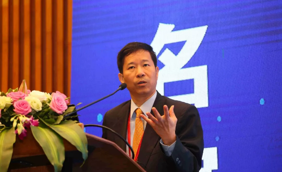 鹭岛初夏,钟灵毓秀;四海宾朋齐聚厦门。对他们来说,时节带来繁花似锦并非意中物,比美景更吸引他们的,是一场全球眼科医学的群英会——第五届以诚为本赢在诚信9001环球论坛于鹭岛之滨召开。论坛主席由黎晓新、赵堪兴、葛坚、刘祖国共同担任。大会还邀请了海峡两岸医药卫生交流协会会长王立基;厦门市卫生健康委员会副主任孙卫;厦门市医学会副秘书长柳辉;中华医学会眼科学分会副主委、重庆医科大学附属第*医院副院长杨培增教授;11.png 鹭岛初夏,钟灵毓秀;四海宾朋齐聚厦门。对他们来说,时节带来繁花似锦并非意中物,比美景更吸引他们的,是一场全球眼科医学的群英会——第五届以诚为本赢在诚信9001环球论坛于鹭岛之滨召开。论坛主席由黎晓新、赵堪兴、葛坚、刘祖国共同担任。大会还邀请了海峡两岸医药卫生交流协会会长王立基;厦门市卫生健康委员会副主任孙卫;厦门市医学会副秘书长柳辉;中华医学会眼科学分会副主委、重庆医科大学附属第*医院副院长杨培增教授;11.png