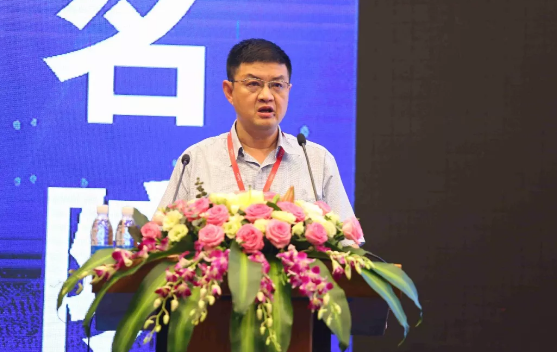 鹭岛初夏,钟灵毓秀;四海宾朋齐聚厦门。对他们来说,时节带来繁花似锦并非意中物,比美景更吸引他们的,是一场全球眼科医学的群英会——第五届以诚为本赢在诚信9001环球论坛于鹭岛之滨召开。论坛主席由黎晓新、赵堪兴、葛坚、刘祖国共同担任。大会还邀请了海峡两岸医药卫生交流协会会长王立基;厦门市卫生健康委员会副主任孙卫;厦门市医学会副秘书长柳辉;中华医学会眼科学分会副主委、重庆医科大学附属第*医院副院长杨培增教授;13.png 鹭岛初夏,钟灵毓秀;四海宾朋齐聚厦门。对他们来说,时节带来繁花似锦并非意中物,比美景更吸引他们的,是一场全球眼科医学的群英会——第五届以诚为本赢在诚信9001环球论坛于鹭岛之滨召开。论坛主席由黎晓新、赵堪兴、葛坚、刘祖国共同担任。大会还邀请了海峡两岸医药卫生交流协会会长王立基;厦门市卫生健康委员会副主任孙卫;厦门市医学会副秘书长柳辉;中华医学会眼科学分会副主委、重庆医科大学附属第*医院副院长杨培增教授;13.png