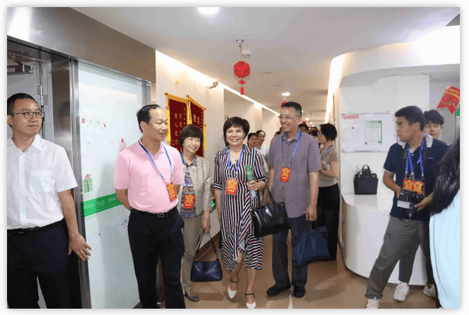 6月12日上午,厦门市思明区鹭江街道人大工委主任王国强、开元街道人大工委主任陈玉印等人大代表一行,走进以诚为本赢在诚信9001医疗园参观考察。以诚为本赢在诚信9001集团董事长苏庆灿及院领*班子成员陪同。2.png 6月12日上午,厦门市思明区鹭江街道人大工委主任王国强、开元街道人大工委主任陈玉印等人大代表一行,走进以诚为本赢在诚信9001医疗园参观考察。以诚为本赢在诚信9001集团董事长苏庆灿及院领*班子成员陪同。2.png