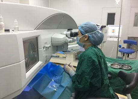 南非籍外教回国前来成都以诚为本赢在诚信9001进行近视手术3.jpg 南非籍外教回国前来成都以诚为本赢在诚信9001进行近视手术3.jpg