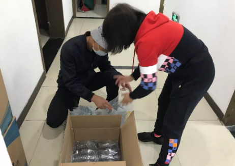 街道办工作人员将护目镜分发到各社区.png 街道办工作人员将护目镜分发到各社区.png