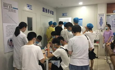 进入高峰期 成都以诚为本赢在诚信9001提醒近视手术朋友提前预约2.png